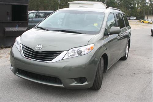 Toyota Sienna 2011 photo 3