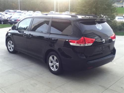 Toyota Sienna 2011 photo 2