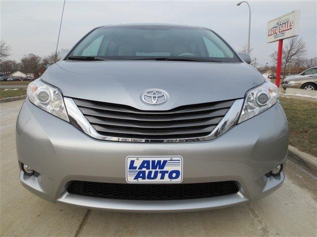 Toyota Sienna 2011 photo 2