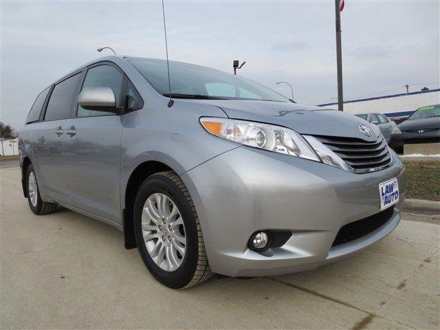 Toyota Sienna 2011 photo 3