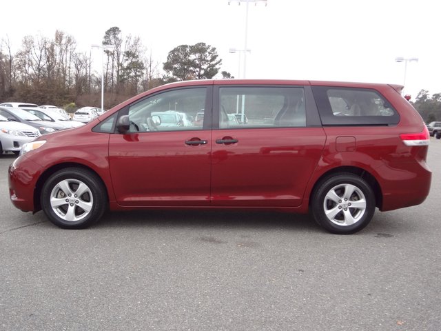 Toyota Sienna 2011 photo 1