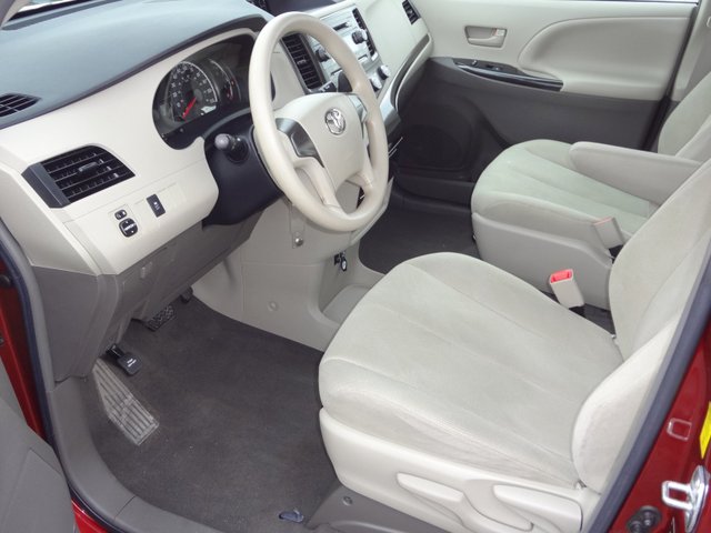 Toyota Sienna 2011 photo 2