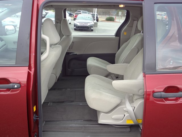 Toyota Sienna 2011 photo 3