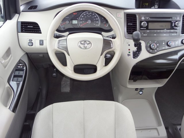 Toyota Sienna 2011 photo 4