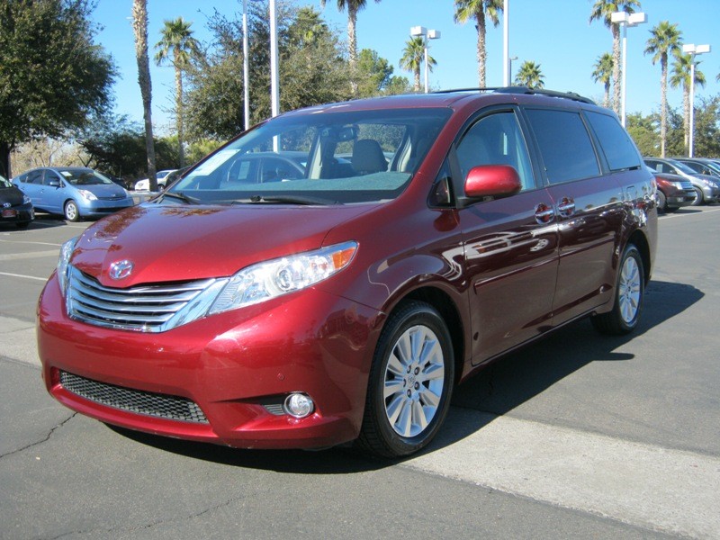 Toyota Sienna 2011 photo 1