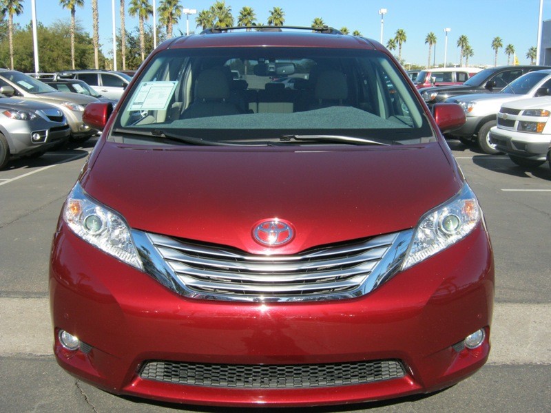 Toyota Sienna 2011 photo 2