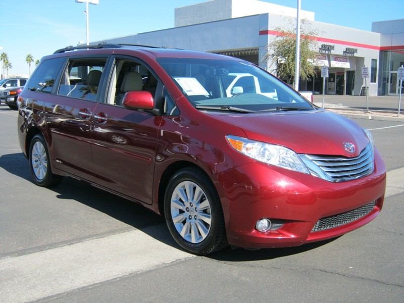 Toyota Sienna 2011 photo 3