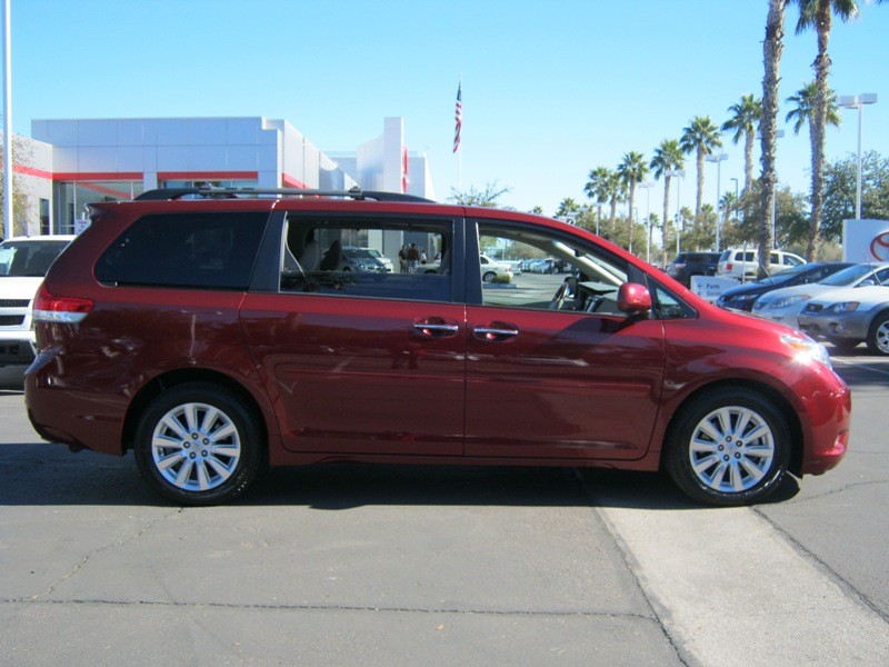 Toyota Sienna 2011 photo 4