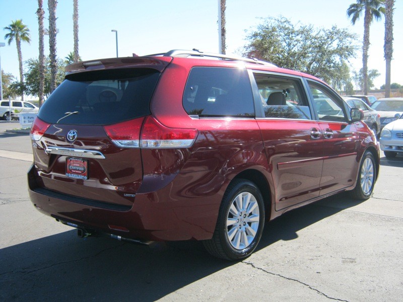 Toyota Sienna 2011 photo 5