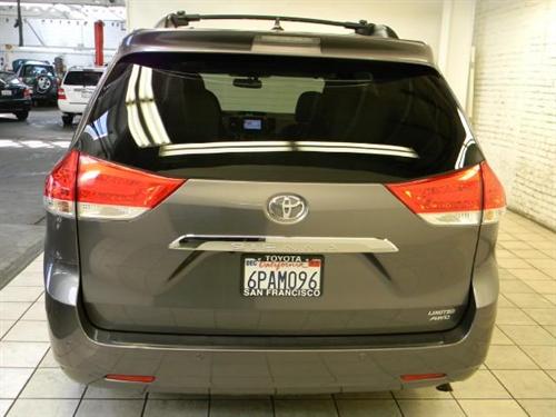 Toyota Sienna 2011 photo 1