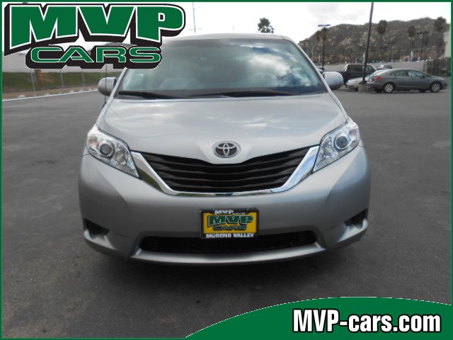 Toyota Sienna 2011 photo 1