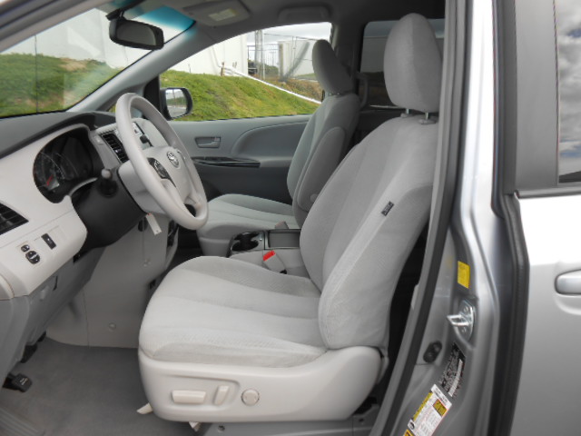 Toyota Sienna 2011 photo 2