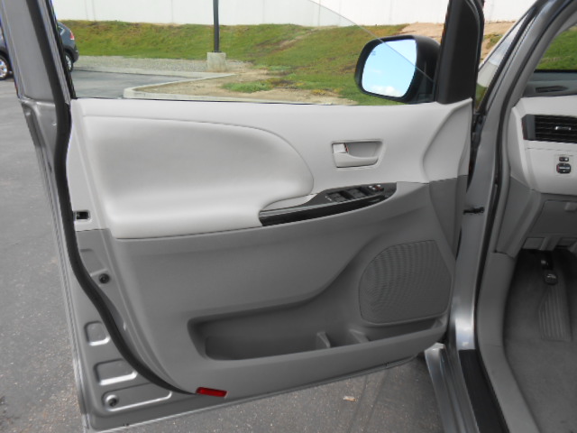 Toyota Sienna 2011 photo 3