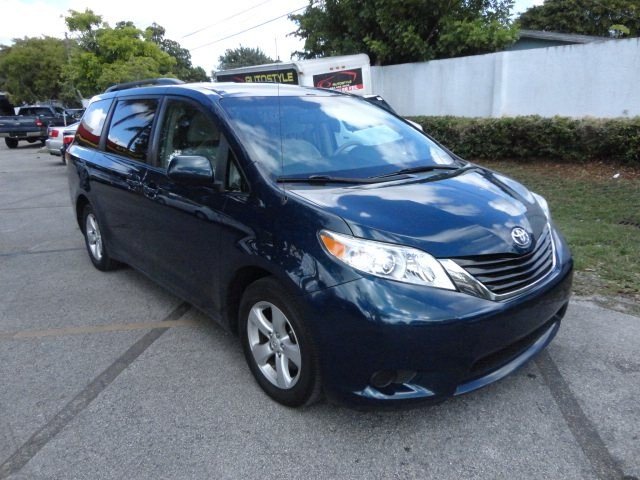 Toyota Sienna 2011 photo 2