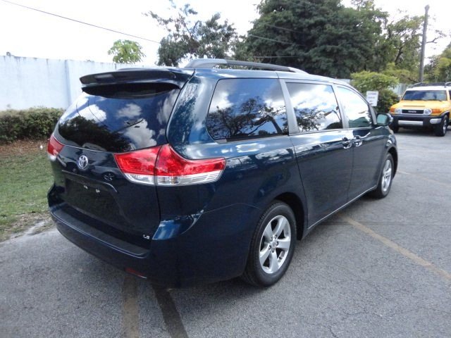 Toyota Sienna 2011 photo 4
