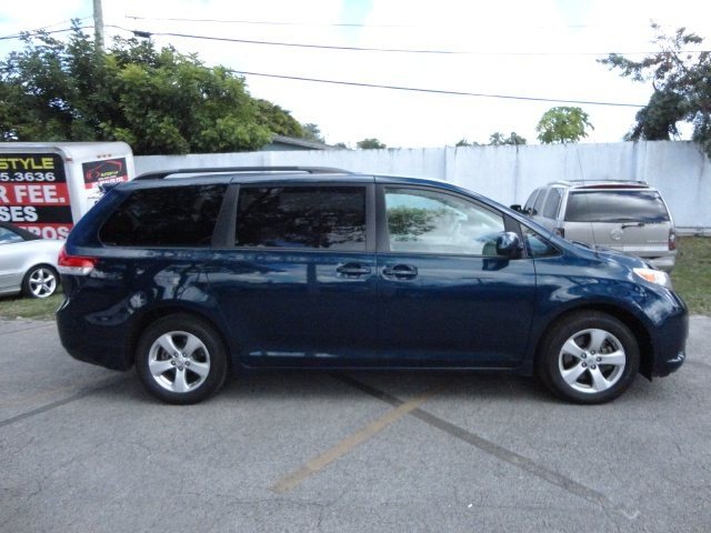 Toyota Sienna 2011 photo 3
