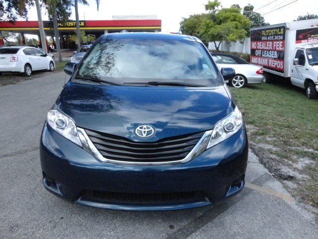 Toyota Sienna 2011 photo 1
