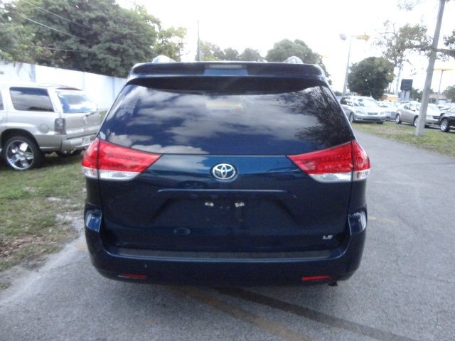 Toyota Sienna 2011 photo 5