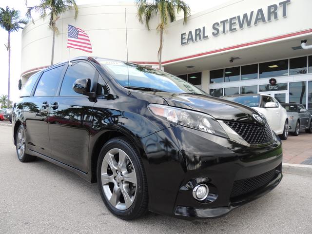 Toyota Sienna 2011 photo 2