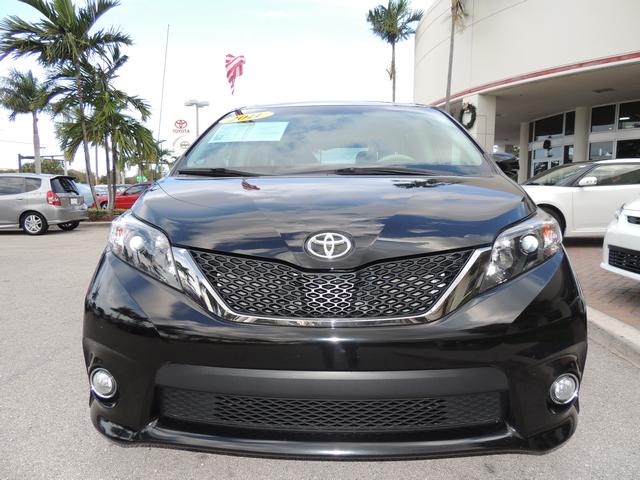 Toyota Sienna 2011 photo 3