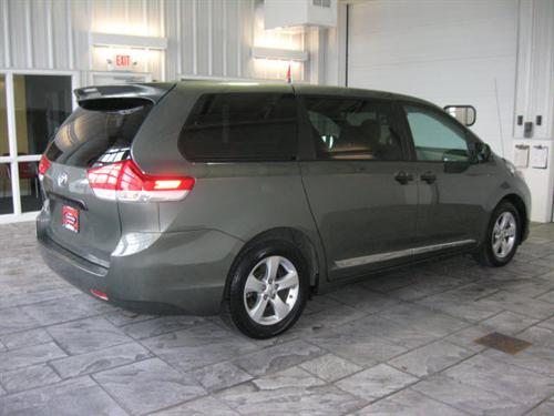Toyota Sienna 2011 photo 3