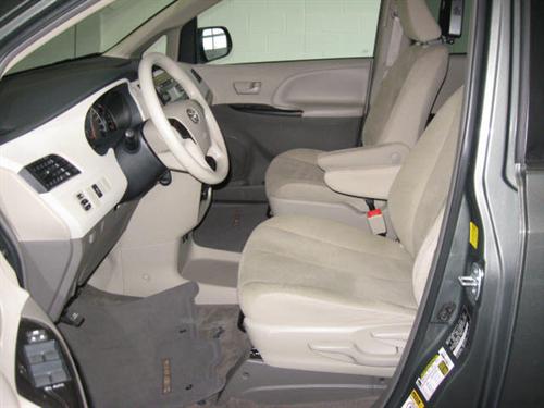 Toyota Sienna 2011 photo 4