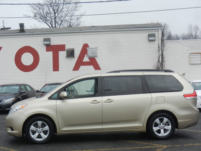 Toyota Sienna 2011 photo 1