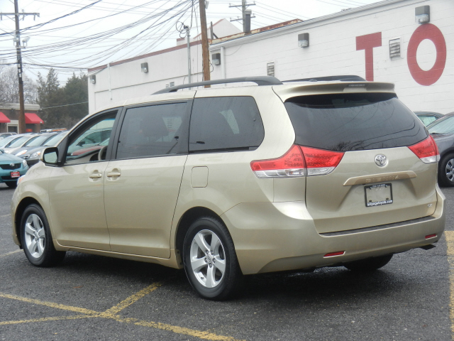 Toyota Sienna 2011 photo 2