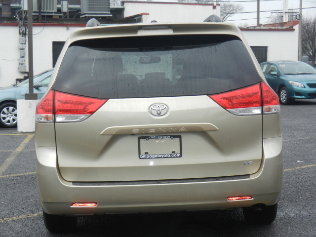 Toyota Sienna 2011 photo 3