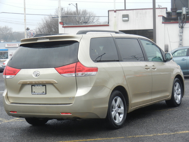 Toyota Sienna 2011 photo 4