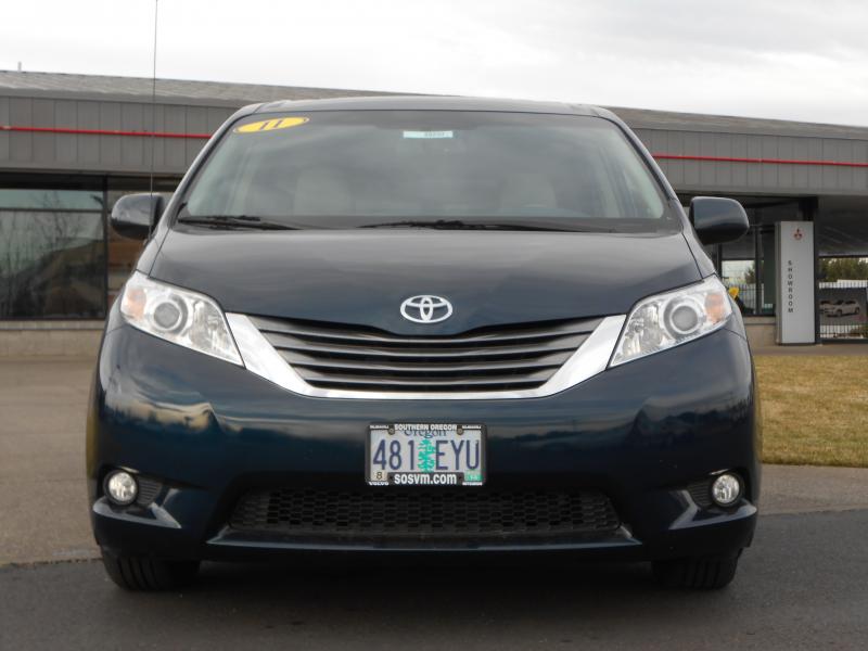 Toyota Sienna 2011 photo 2