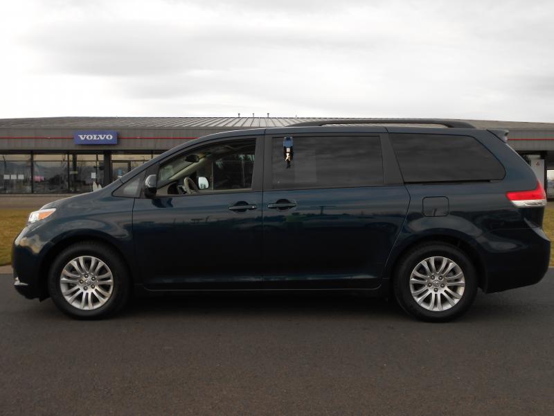 Toyota Sienna 2011 photo 3