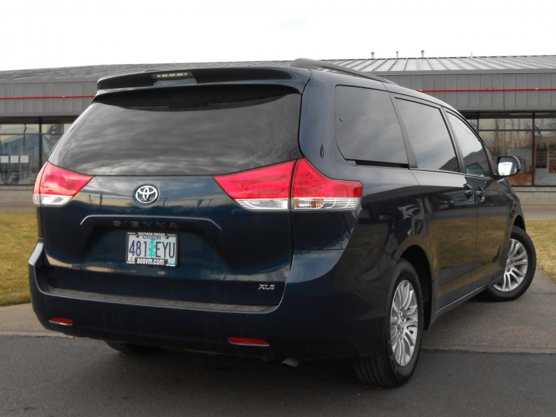 Toyota Sienna 2011 photo 4