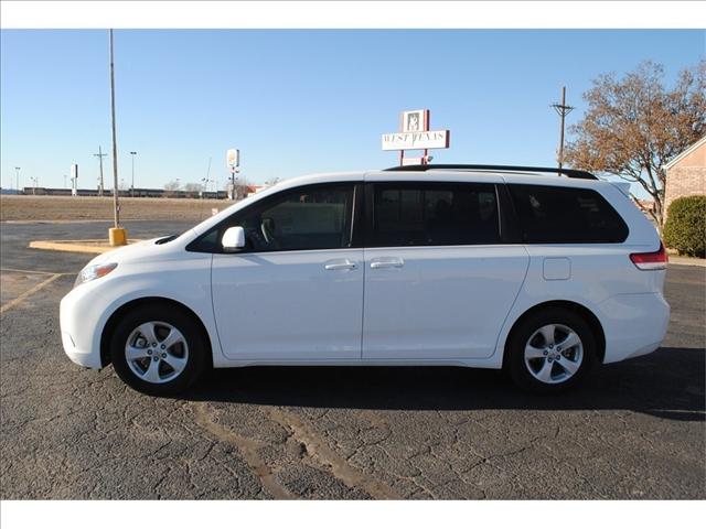 Toyota Sienna 2011 photo 1