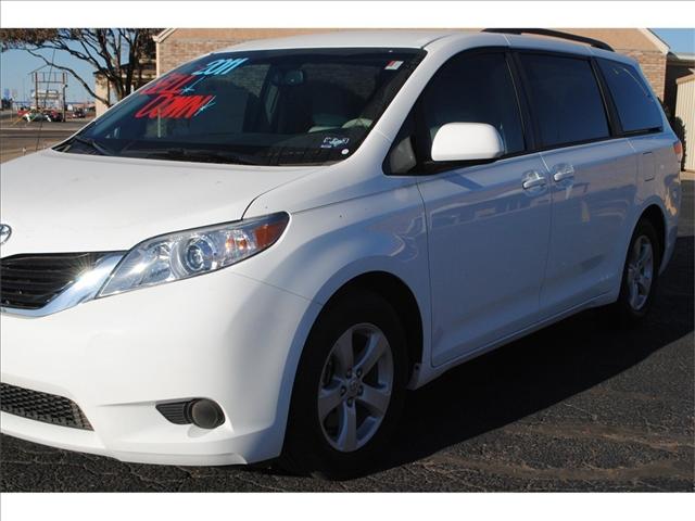 Toyota Sienna 2011 photo 2