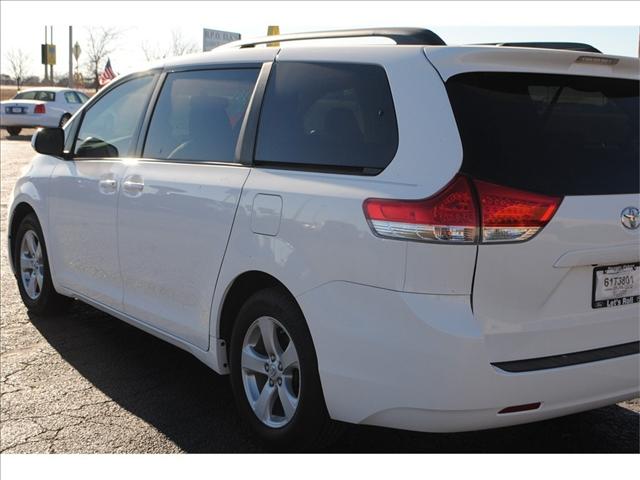 Toyota Sienna 2011 photo 3