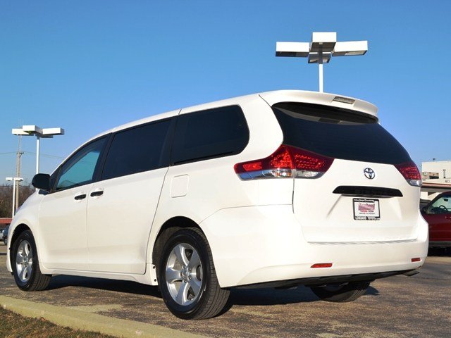 Toyota Sienna 2011 photo 2