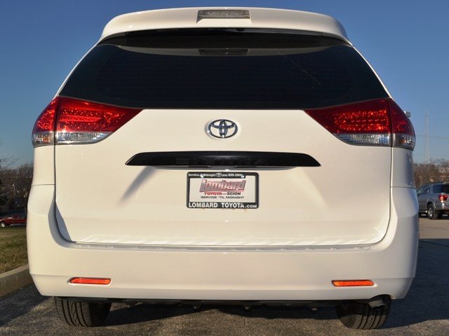 Toyota Sienna 2011 photo 3