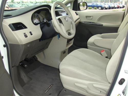 Toyota Sienna 2011 photo 3