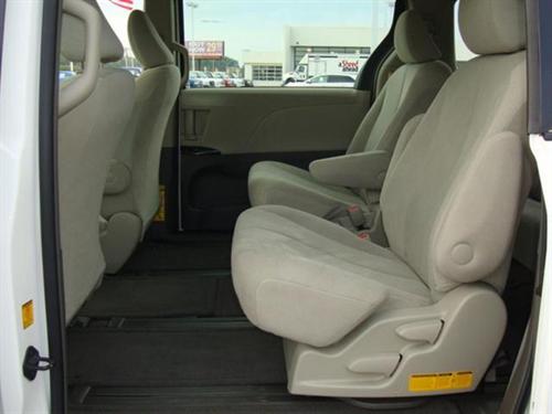 Toyota Sienna 2011 photo 4