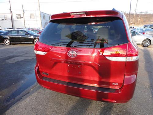 Toyota Sienna 2011 photo 2