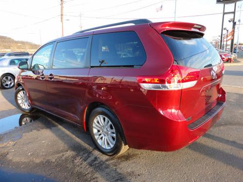 Toyota Sienna 2011 photo 4