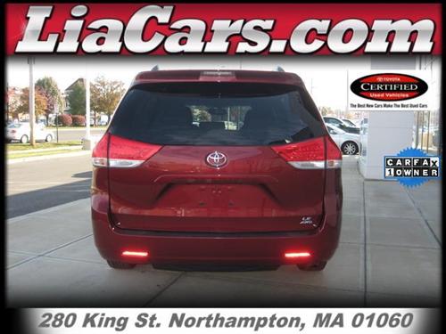Toyota Sienna 2011 photo 2