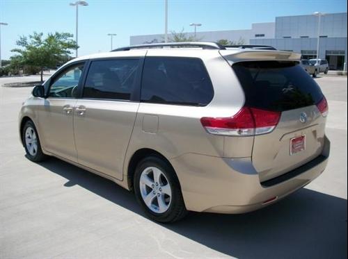 Toyota Sienna 2011 photo 4