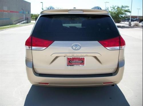 Toyota Sienna 2011 photo 5