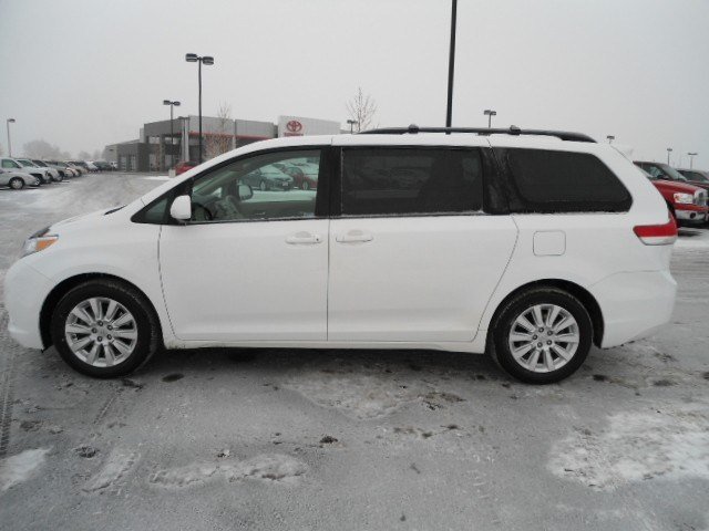 Toyota Sienna 2011 photo 1