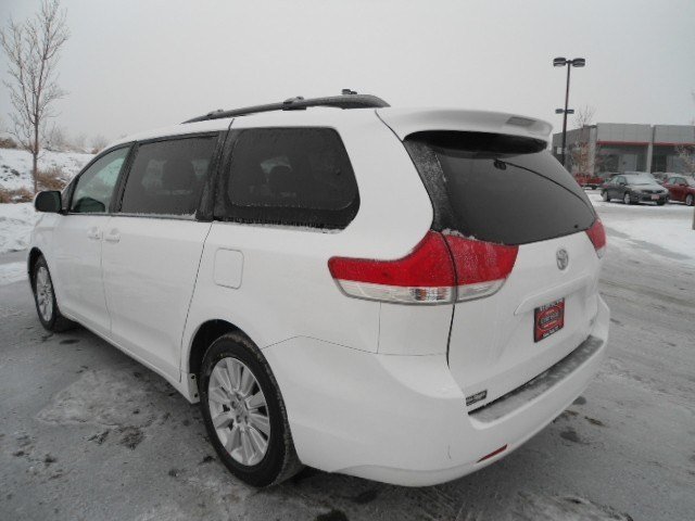 Toyota Sienna 2011 photo 2