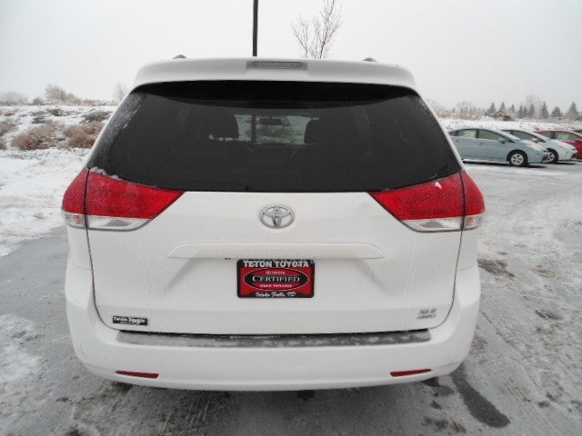 Toyota Sienna 2011 photo 3