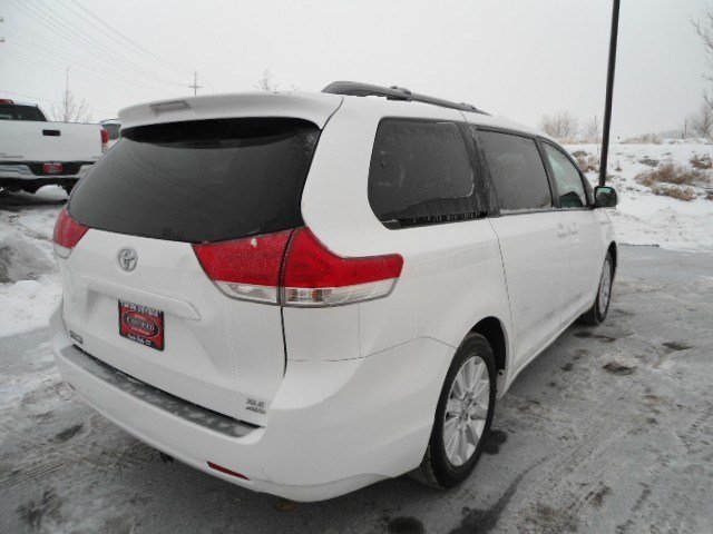 Toyota Sienna 2011 photo 4