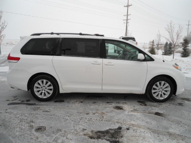 Toyota Sienna 2011 photo 5